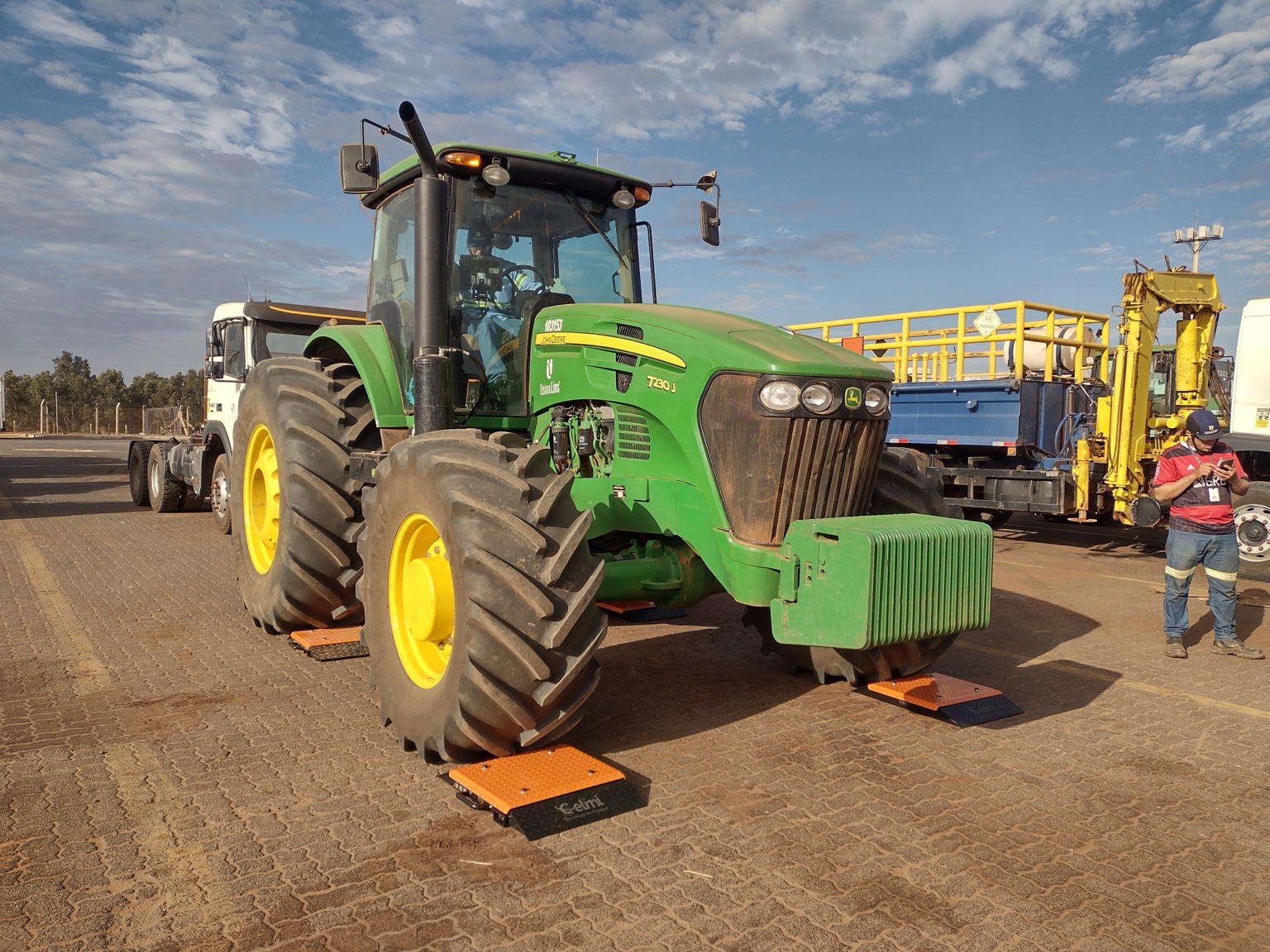 Trator John Deere posicionado sobre plataformas de pesagem Celmi